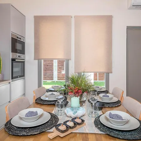 Villa Mandi & Jani By 